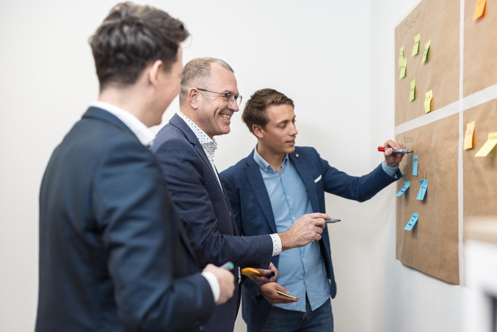 Collega's werken samen aan een bord met notities